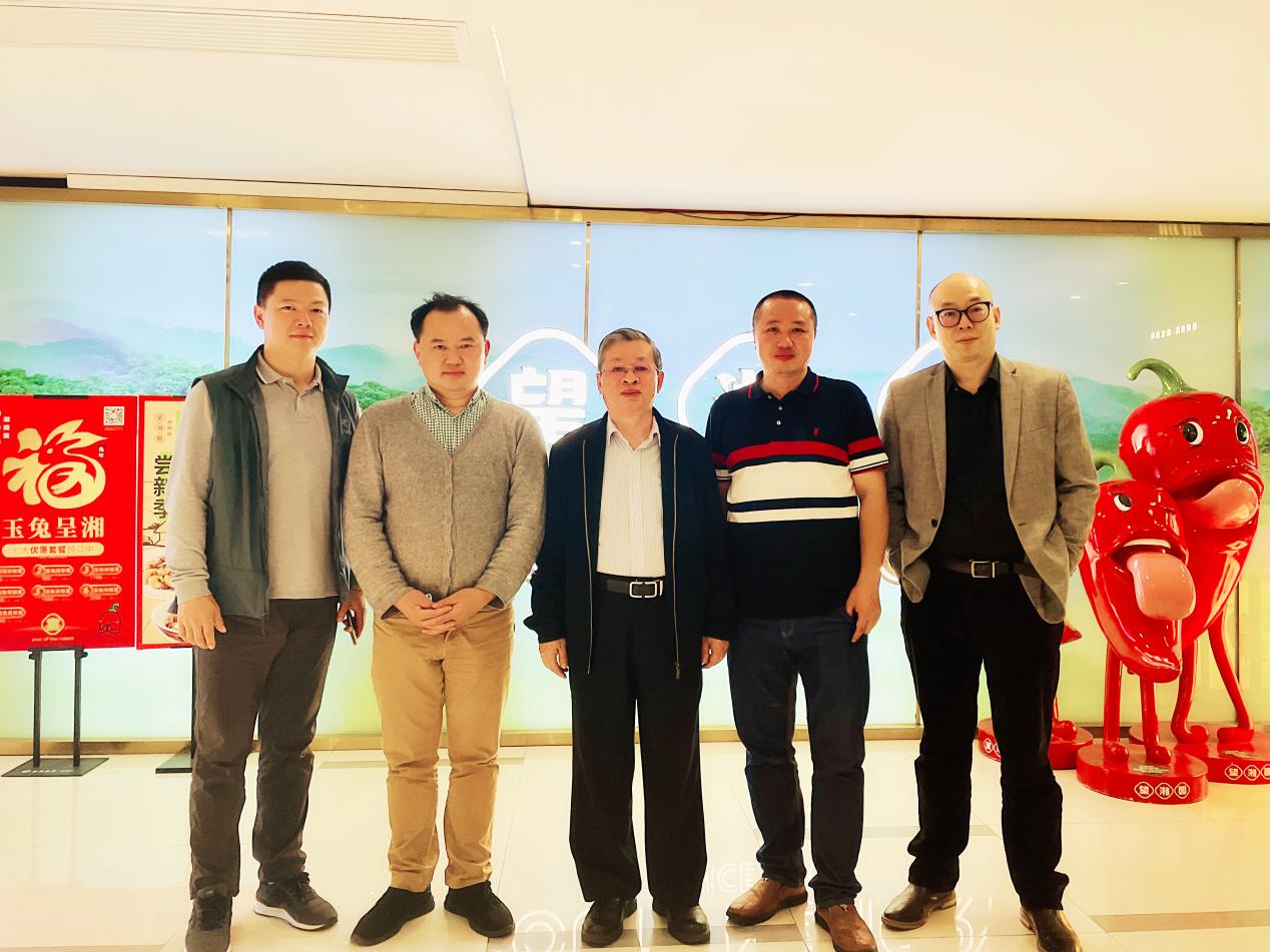 员工会秘书处于活动当日成立(图为会长黄力之教授和四位副会长)